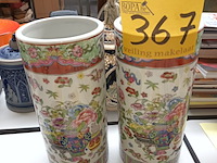 Lot 367 - koppel chinese cilindervormige vazen - afbeelding 1 van  4