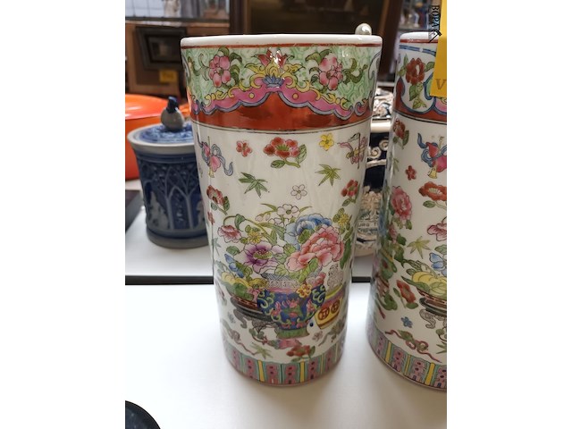 Lot 367 - koppel chinese cilindervormige vazen - afbeelding 2 van  4