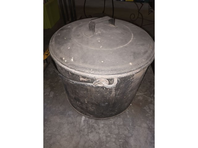 Lot 367 - zinken kuip met deksel - afbeelding 2 van  3