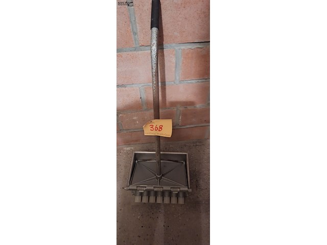 Lot 368 - manuele krokettenmaker - afbeelding 1 van  1