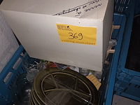 Lot 369 - keukengerei en glazen - afbeelding 1 van  5