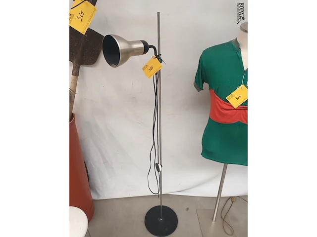 Lot 369 - vintage staande lamp - afbeelding 1 van  5