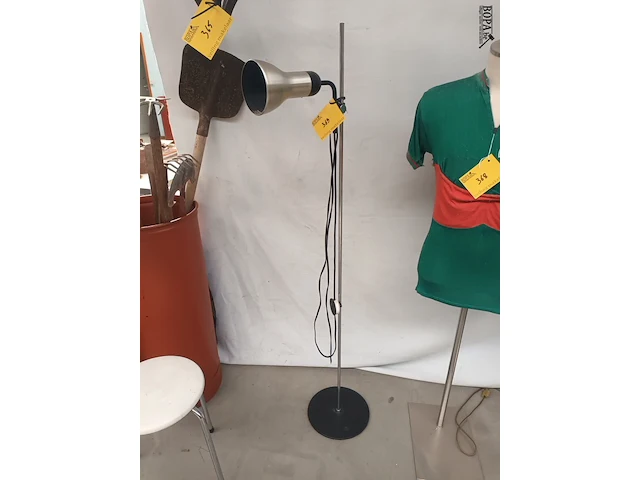 Lot 369 - vintage staande lamp - afbeelding 3 van  5