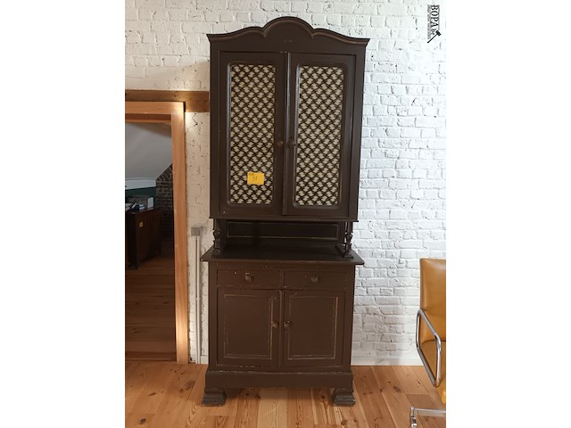 Lot 37 - antieke houten keukenkast - afbeelding 1 van  5