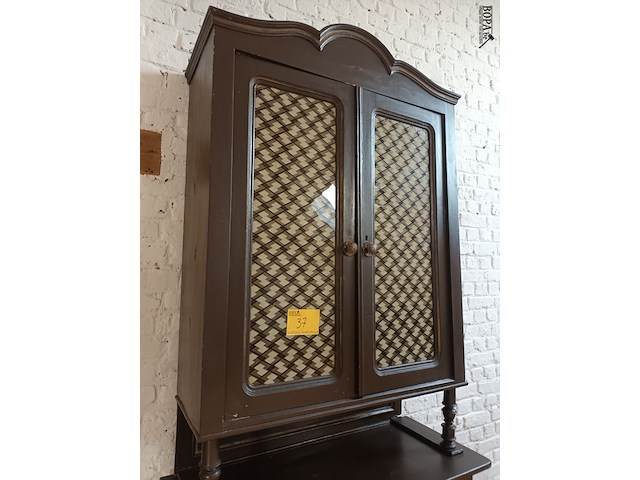 Lot 37 - antieke houten keukenkast - afbeelding 2 van  5