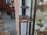 Lot 37 - antieken gietijzeren spindelpers - afbeelding 1 van  3