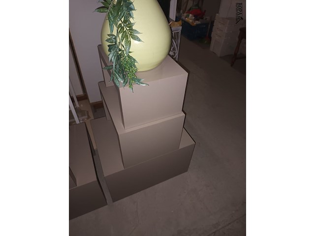 Lot 37 - bijzettafels en vaas - afbeelding 3 van  3