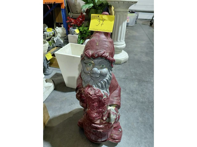 Lot 37 - bordeau grijze tuinkabouter met pilsvat - afbeelding 1 van  2
