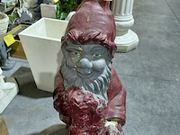 Lot 37 - bordeau grijze tuinkabouter met pilsvat