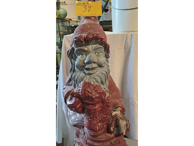 Lot 37 - bordeau grijze tuinkabouter met pilsvat - afbeelding 2 van  2