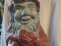 Lot 37 - bordeau grijze tuinkabouter met pilsvat - afbeelding 2 van  2