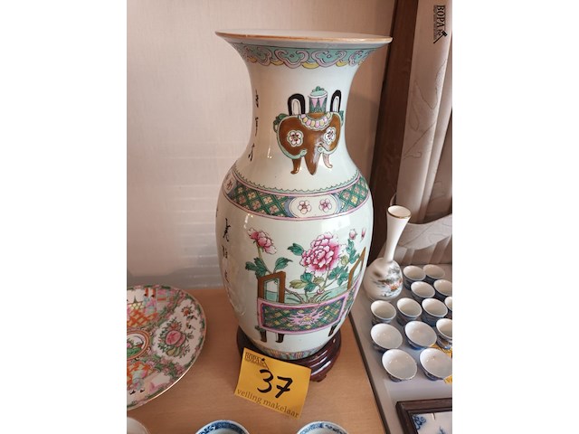 Lot 37 - chinese vaas - afbeelding 1 van  7