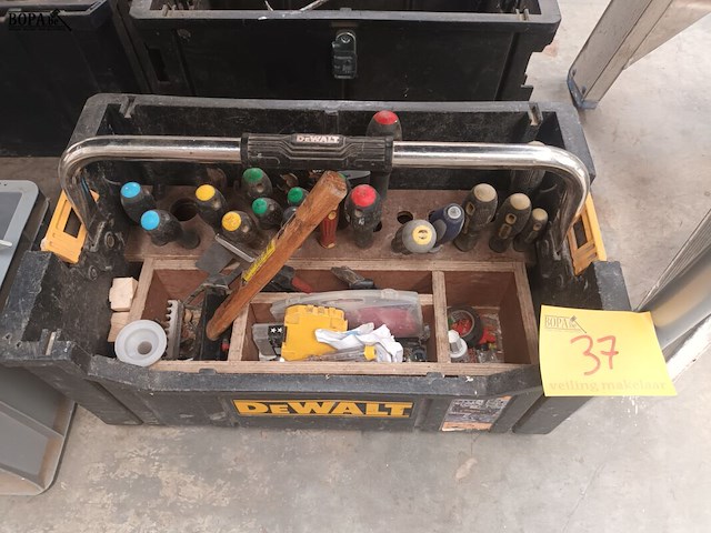 Lot 37 - gereedschapsbak dewalt met inhoud - afbeelding 1 van  3