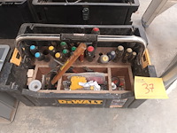Lot 37 - gereedschapsbak dewalt met inhoud - afbeelding 1 van  3