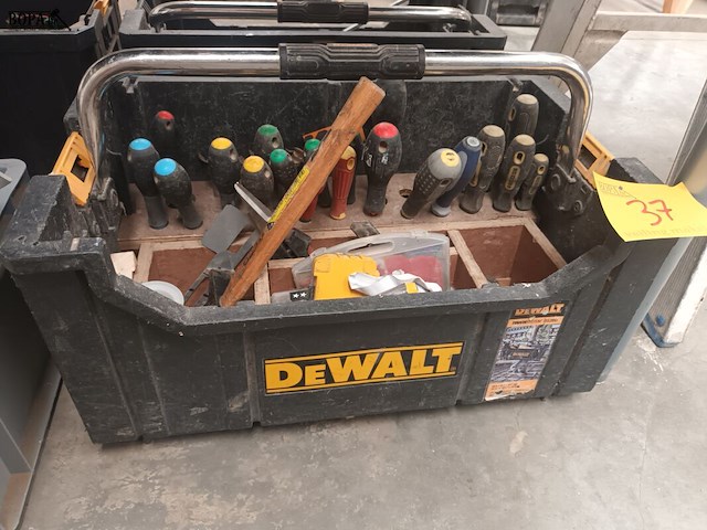 Lot 37 - gereedschapsbak dewalt met inhoud - afbeelding 2 van  3