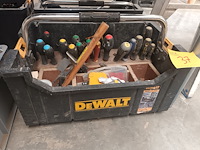Lot 37 - gereedschapsbak dewalt met inhoud - afbeelding 2 van  3