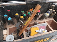 Lot 37 - gereedschapsbak dewalt met inhoud - afbeelding 3 van  3