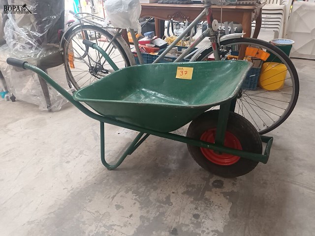 Lot 37 - groene kruiwagen - afbeelding 1 van  3