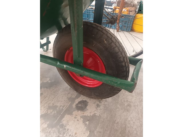 Lot 37 - groene kruiwagen - afbeelding 2 van  3
