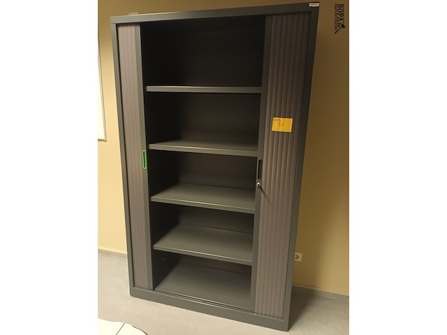 Lot 37 - hoge roldeurkast - afbeelding 1 van  2