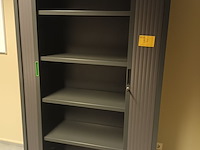 Lot 37 - hoge roldeurkast - afbeelding 1 van  2