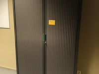 Lot 37 - hoge roldeurkast - afbeelding 2 van  2