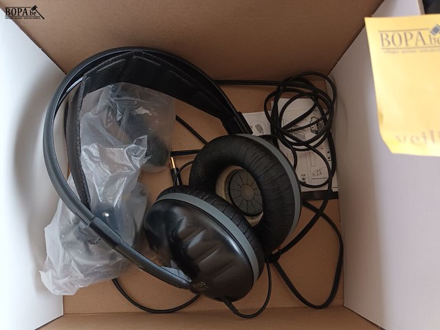 Lot 37 - hoofdtelefoons. 2 stuks - afbeelding 2 van  3