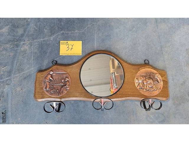 Lot 37 - houten kapstok afgewerkt met koper - afbeelding 1 van  3