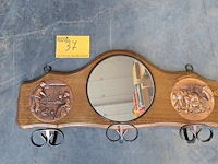 Lot 37 - houten kapstok afgewerkt met koper