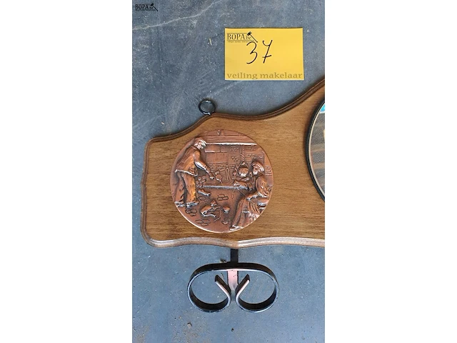 Lot 37 - houten kapstok afgewerkt met koper - afbeelding 2 van  3