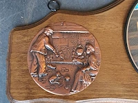 Lot 37 - houten kapstok afgewerkt met koper - afbeelding 2 van  3