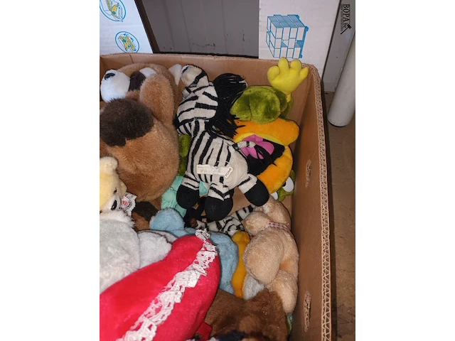 Lot 37 - knuffels. 1 doos - afbeelding 2 van  3