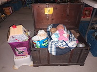 Lot 37 - koffer met speelgoed - afbeelding 2 van  6