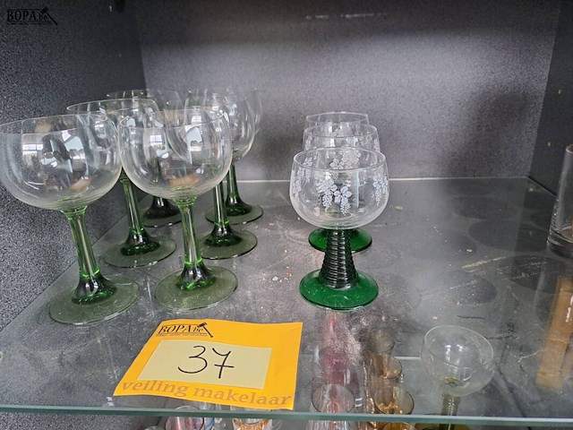 Lot 37 - lot set vintage wijnglazen met groene voet - afbeelding 1 van  1