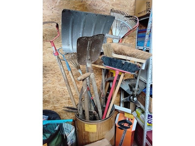 Lot 37 - lot werkgerief allerlei en tuinmateriaal - afbeelding 1 van  2