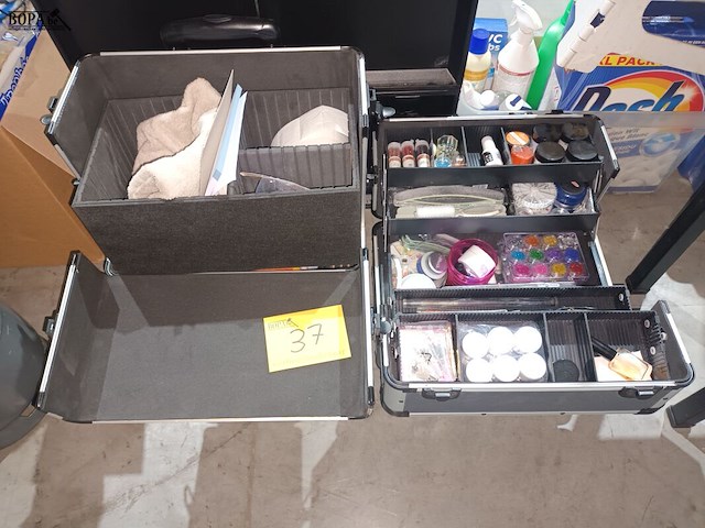 Lot 37 - make-up koffers met inhoud. 2 stuks - afbeelding 1 van  6