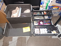 Lot 37 - make-up koffers met inhoud. 2 stuks - afbeelding 1 van  6