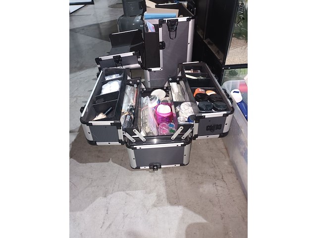 Lot 37 - make-up koffers met inhoud. 2 stuks - afbeelding 2 van  6