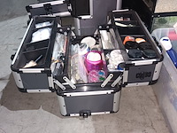 Lot 37 - make-up koffers met inhoud. 2 stuks - afbeelding 2 van  6