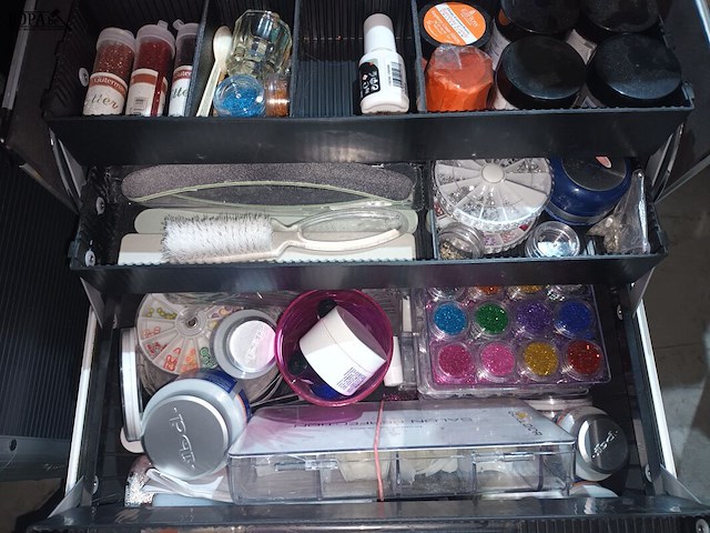 Lot 37 - make-up koffers met inhoud. 2 stuks - afbeelding 4 van  6