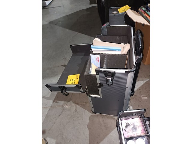 Lot 37 - make-up koffers met inhoud. 2 stuks - afbeelding 5 van  6