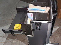 Lot 37 - make-up koffers met inhoud. 2 stuks - afbeelding 5 van  6