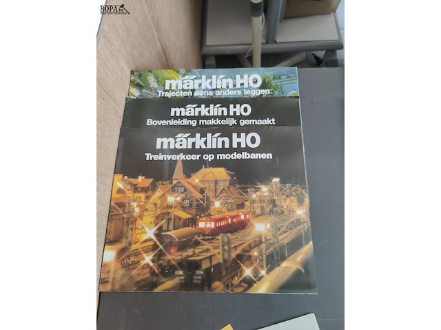 Lot 37 - märklin brochuresets - 3 sets - afbeelding 2 van  4