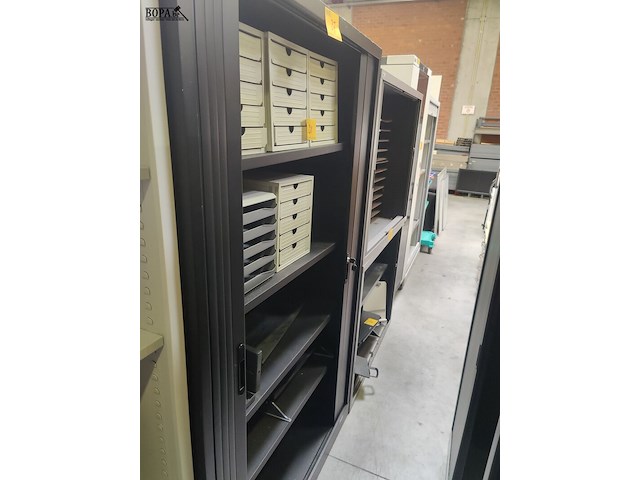 Lot 37 - metalen dossierkast - afbeelding 2 van  2