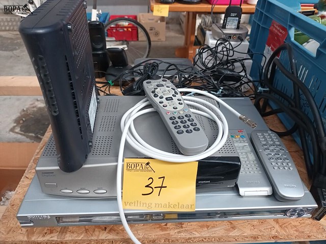 Lot 37 - modem, digibox en dvd speler - afbeelding 1 van  4