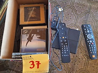 Lot 37 - muziek cd’s, decoder en afstandsbedieningen - afbeelding 1 van  3