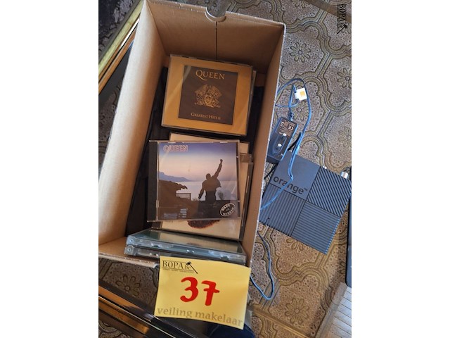 Lot 37 - muziek cd’s, decoder en afstandsbedieningen - afbeelding 3 van  3