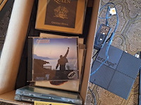 Lot 37 - muziek cd’s, decoder en afstandsbedieningen - afbeelding 3 van  3