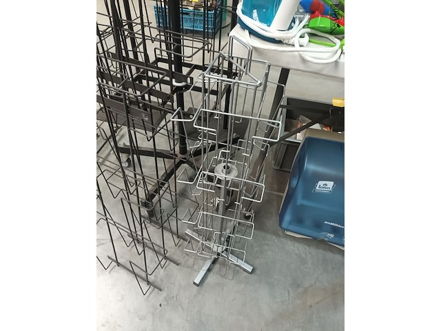 Lot 37 - presentatie molens en rekjes - afbeelding 2 van  4