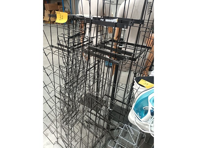 Lot 37 - presentatie molens en rekjes - afbeelding 4 van  4